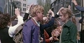 Не плачь, девчонка трейлер (1976)